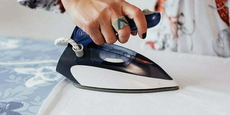 memperbaiki karpet terkena setrika