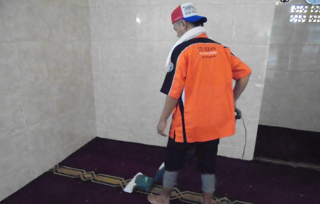 cara membersihkan karpet sajadah masjid