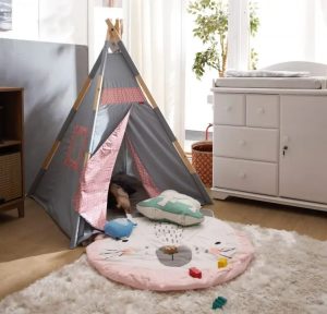 karpet karakter atau baby playmat bentuk kelinci di depan tenda pada kamar anak