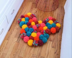 karpet karakter pom-pom warna-warni bentuk kepala mickey mouse