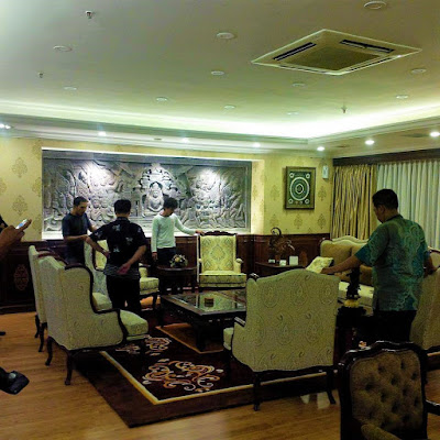 Pemasangan Karpet Di Ruang Kantor Ketua DPR RI