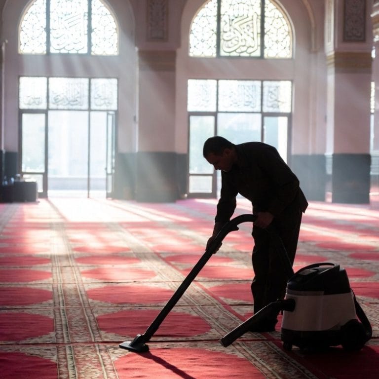 Perawatan Rutin Mingguan Karpet Masjid agar Tetap Bersih, Wangi, dan Tahan Lama